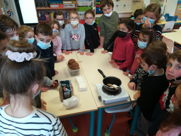 Confection de boules de graisse à l'école Marie Rouanet